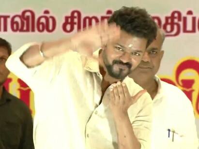 vijay gave educational awards to more than thousand students over 12 hours Vijay Event: 12 மணி நேரம்..1400 பேருக்கு விருதுகள்.. சளைக்காமல் நின்ற விஜய்.. ரஞ்சிதமே ஸ்டைலில் பினிஷிங்..