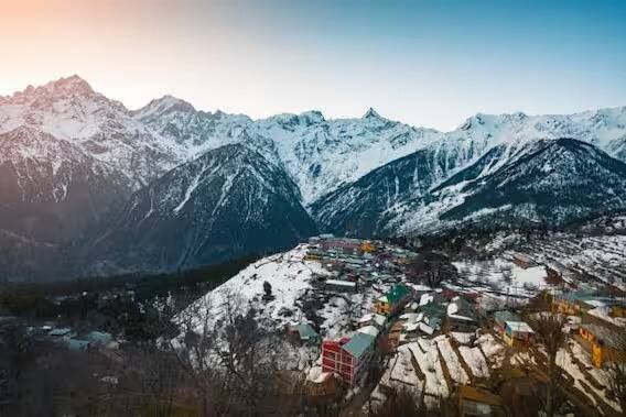 कल्पा (Kalpa) : हिमाचलचा कल्पा भारतातील खास पर्यटन स्थळांपैकी एक आहे. किन्नौरमध्ये वसलेले कल्पा गाव सतलज नदीच्या काठाच्या सौंदर्याचं उत्तम उदाहरण आहे. सुंदर मठ असलेल्या मंदिरांसाठी प्रसिद्ध, या ठिकाणी येऊन तुम्ही सुट्ट्यांचा मनसोक्त आनंद घेऊ शकता. येथील सफरचंदाच्या बागाही फार प्रसिद्ध आहेत.