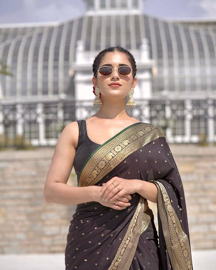 చీరకట్టులో అందంగా, హూందాగా ఉంది రుహానీ శర్మ.