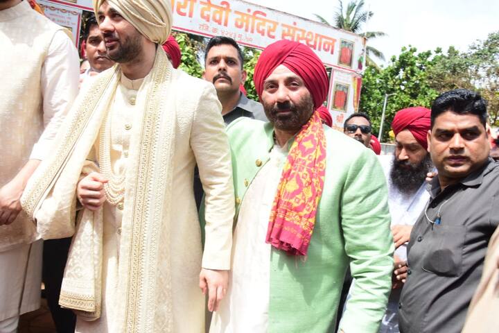 Karan was accompanied by his father Sunny Deol and brother Rajveer. Sunny Deol opted for a mint green sherwani and a red turban that all the Baraatis wore.