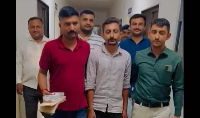 Rajkot: a young man arrested by sog police due to counterfeit note of rupees in rajkot Rajkot: નકલી નોટો વટાવવા નીકળેલા શખ્સને SOGએ દબોચ્યો, 25 હજારથી વધુની મુદ્દામાલ પણ કરાયો જપ્ત