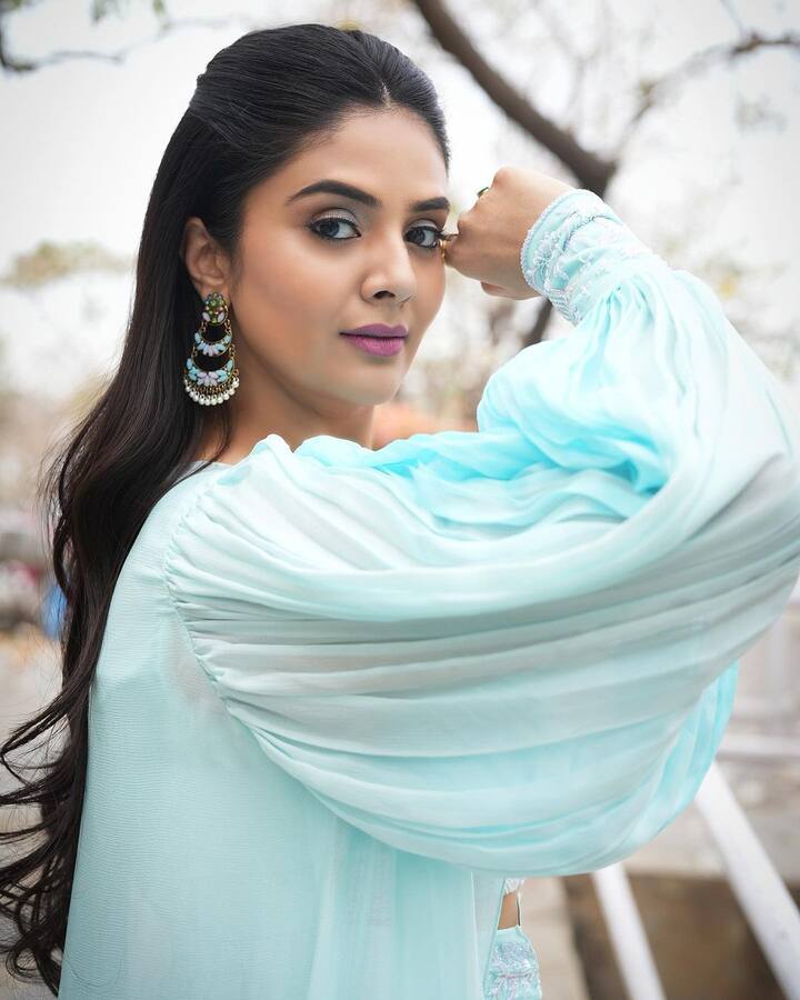 పలు ఛానెల్స్ లో యాంకర్ గా చేస్తూ బుల్లితెర ప్రేక్షకులను అలరిస్తోంది.Photo Credit: Sreemukhi/ instagram
