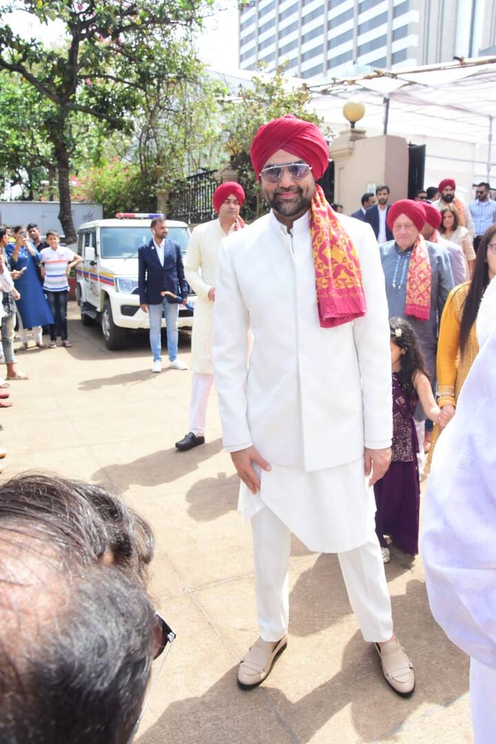 Abhay Deol made everyone drool with his charming baraati look in a white kurta pyjama with a bandhgala and a red turban.