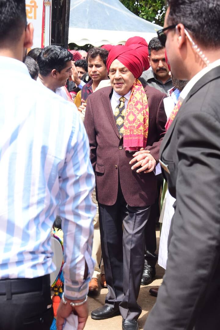 Dharmendra wore a suit and the Baraati turban.The veteran actor also danced on his popular song 'Yamla Pagla Deewana' with grandson Karan on his Sangeet ceremony.