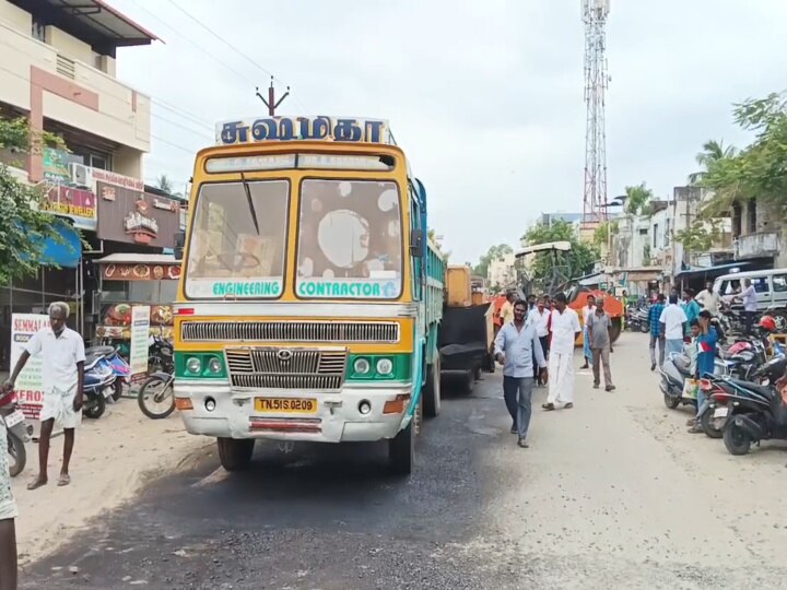 ரோடு போடுறியா? கருப்பு பெயிண்ட் அடிக்கிறியா? - சீர்காழியில் கடுப்பான பொதுமக்கள்! என்ன நடந்தது?