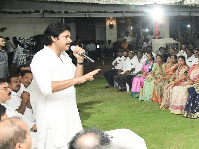 Janasena chief Pawan Kalyan meets Kakinada party leaders makes key comments Pawan Kalyan: సుపారీ గ్యాంగుల్ని దింపారు, వారినుంచి ప్రాణహాని! ఎంత భయపెడితే అంత రాటుతేలతా - పవన్ కల్యాణ్ వ్యాఖ్యలు