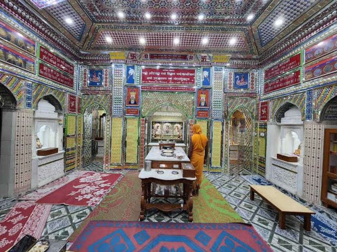 Shimla: ”குட்டை பாவாடை அணிந்துகொண்டு கோயிலுக்கு வராதீங்க” - ஜெயின் கோயில் வாசலில் ஒட்டப்பட்ட நோட்டீஸால் பரபரப்பு