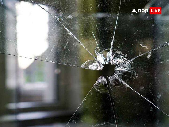 वास्तु शास्त्र में ऐसा माना गया है कि अगर कांच टूट जाए तो उसे जितना जल्दी हो सके घर से बाहर फेंक देना चाहिए. ऐसा करने से कांच के साथ-साथ आप पर आने वाली बला भी कांच के साथ ही घर से बाहर चली जाती है.