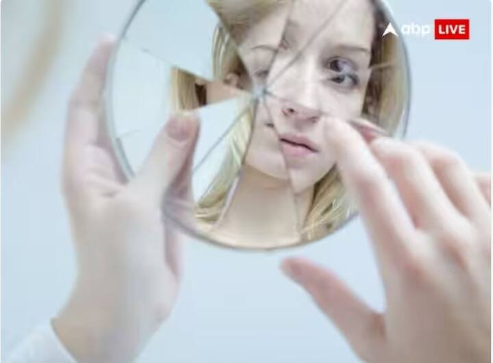 Vastu Tips Broken Mirror: ਘਰ ਵਿੱਚ ਟੁੱਟਿਆ ਹੋਇਆ ਸ਼ੀਸ਼ਾ ਰੱਖਣਾ ਸ਼ਾਸਤਰਾਂ ਵਿੱਚ ਬਹੁਤ ਬੁਰਾ ਮੰਨਿਆ ਗਿਆ ਹੈ। ਘਰ ਨੂੰ ਖੂਬਸੂਰਤ ਬਣਾਉਣ ਲਈ ਅਸੀਂ ਕੱਚ ਦੀ ਵਰਤੋਂ ਕਰਦੇ ਹਾਂ। ਸ਼ੀਸ਼ੇ ਤੁਹਾਡੇ ਘਰ ਦੀ ਸੁੰਦਰਤਾ ਨੂੰ ਵਧਾਉਂਦੇ ਹਨ।