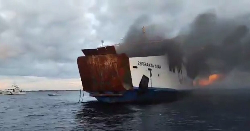 Philippines Ship Fire: 120 लोगों को लेकर जा रहा जहाज समंदर में धू-धूकर जला, रेस्क्यू ऑपरेशन से जिंदगियां बचाने की कोशिश