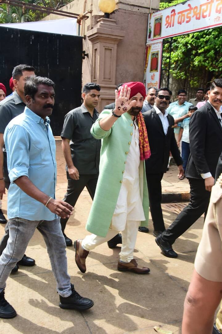 Sunny Deol was seen flaunting his henna adorned hand to the paparazzi. The actor looked like a cool Punjabi dad.