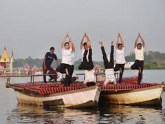 In Pics: योगमय हो रहा जबलपुर, मां नर्मदा की जलधारा के बीच योग करते दिखे लोग, देखें तस्वीरें