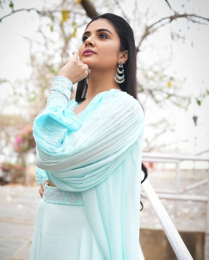 ఎప్పటికప్పుడు తన లేటెస్ట్ పిక్స్ నెట్టింట షేర్ చేస్తుంది.Photo Credit: Sreemukhi/ instagram