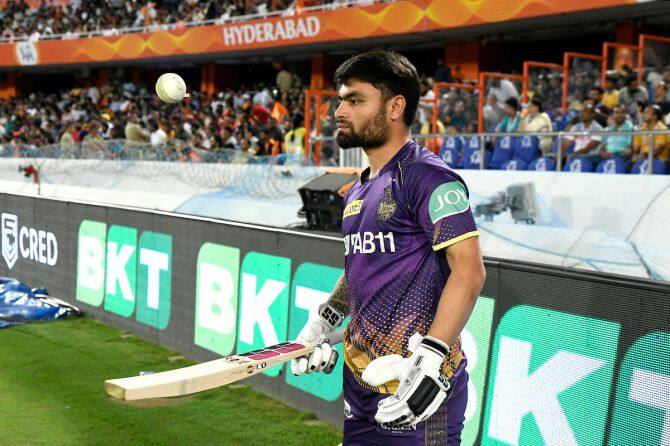 ਰਿੰਕੂ ਸਿੰਘ ਨੇ ਇਸ ਸ਼ੋਅ 'ਤੇ ਦੱਸਿਆ ਕਿ ਉਸ ਨੇ ਕ੍ਰਿਕਟ ਛੱਡ ਕੇ ਫਲੋਰ ਸਵੀਪਰ ਦੀ ਨੌਕਰੀ ਕਰ ਲਈ ਸੀ। ਰਿੰਕੂ ਨੇ ਕਿਹਾ, “ਮੇਰਾ ਭਰਾ ਇੱਕ ਕੋਚਿੰਗ ਸੈਂਟਰ ਵਿੱਚ ਕੰਮ ਕਰਦਾ ਸੀ, ਜਿੱਥੇ ਉਸਨੇ ਮੈਨੂੰ ਸਵੀਪਰ ਵਜੋਂ ਨੌਕਰੀ ਦਿੱਤੀ।