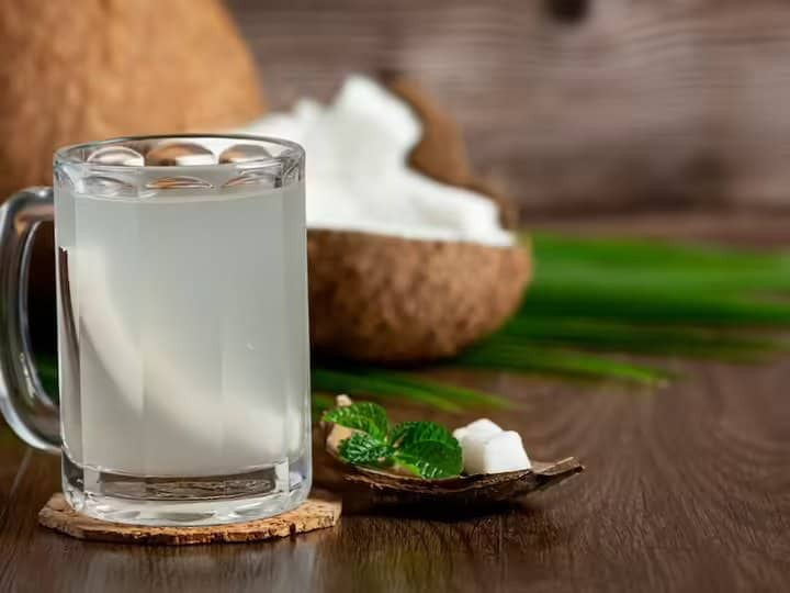 apply coconut water for glowing skin in summer गर्मियों में पीते हैं नारियल पानी तो इसे थोड़ा चेहरे पर भी लगा लें...फिर नहीं पड़ेगी ब्यूटी प्रोडक्ट की जरूरत