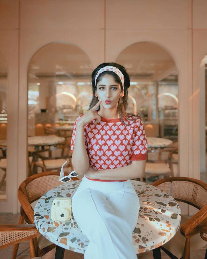 తెలుగమ్మాయి చాందిని చౌదరి...షార్ట్ ఫిలిమ్స్ తో కెరీర్ స్టార్ట్ చేసి ఆ తర్వాత సినిమాల్లోకి ఎంట్రీ ఇచ్చింది. నటించినవి తక్కువ సినిమాలే అయినా పాత్రల ఎంపిక బావుంది అనిపించుకుంది.