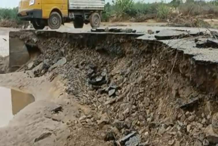 A road connecting 10 villages broke down in Banaskantha following heavy rains Banaskantha Rain: બનાસકાંઠામાં ભારે વરસાદને પગલે 10 ગામને જોડતો રસ્તો ધોવાઈ જતા વાહનવ્યવહાર ઠપ