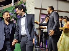 बेटे Karan Deol की शादी करके सातवें आसमान पर हैं Sunny Deol, रिसेप्शन में अपने हाथों से बांटी मिठाई