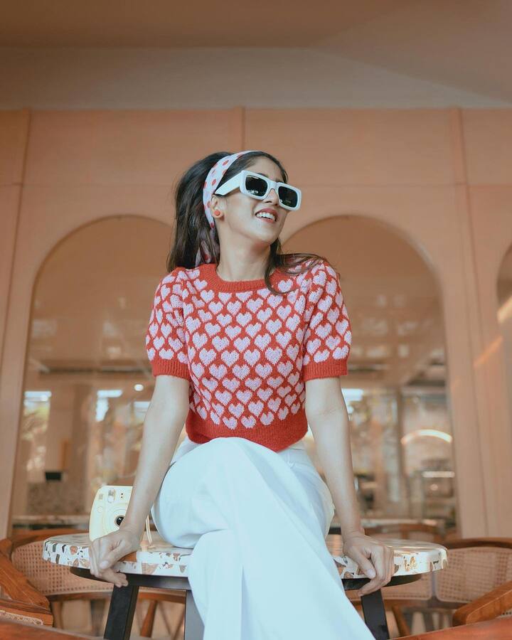 కొన్ని ప్రయోగత్మకమైన సినిమాలు ఫ్లాప్ అయినప్పటికీ కూడా ఆమె చేసిన పాత్రలకు మాత్రం మంచి గుర్తింపు లభించింది. ఆ మధ్య కిరణ్ అబ్బవరంతో చేసిన సమ్మతమే కూడా బాగానే ఆకట్టుకుంది