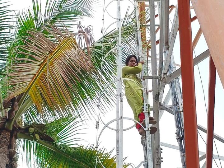 Theni: Thiru Nankai climbed the cell phone tower demanding to be with her boyfriend and threatened to commit suicide Theni:  ’என் காதலனுடன் சேர்த்து வையுங்க..’ செல்போன் டவரில் ஏறி திருநங்கை தற்கொலை மிரட்டல்..!