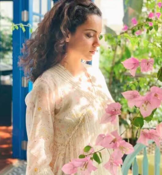 કંગનાનું આ આલીશાન ઘર મુંબઈના પોશ વિસ્તાર પાલી હિલ્સમાં આવેલું છે. જે ખૂબ જ વિશાળ વિસ્તારમાં બનેલ છે. કંગના અવારનવાર પોતાની તસવીરો સોશિયલ મીડિયા પર શેર કરતી રહે છે.