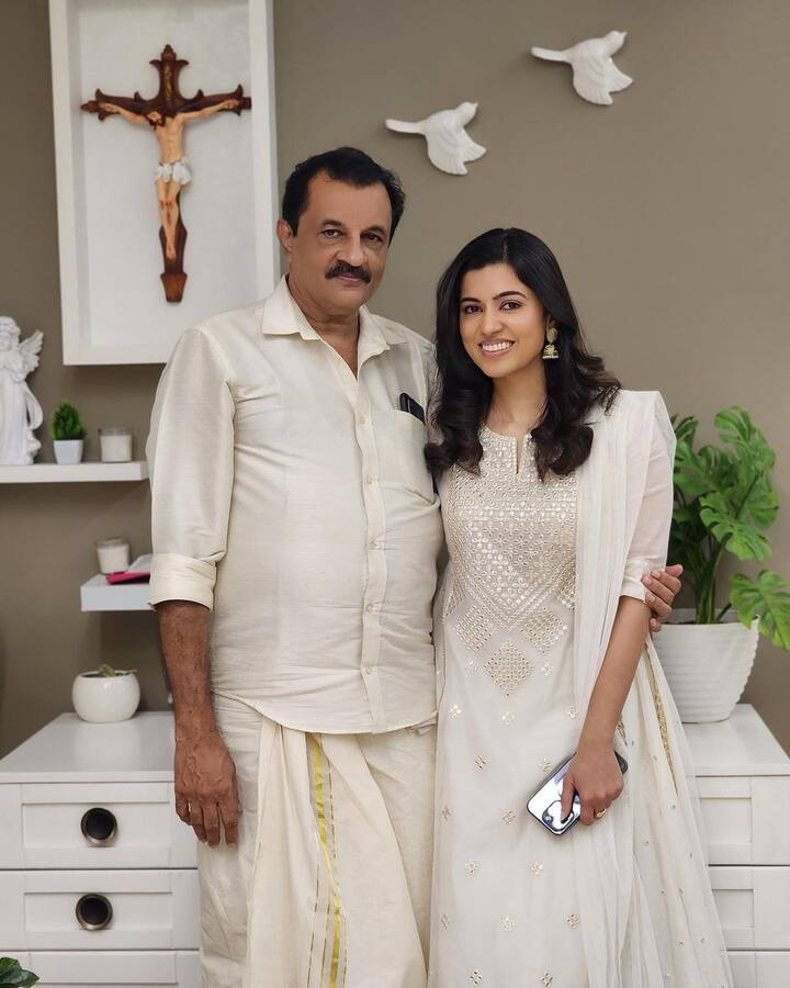 அஞ்சு குரியன் - மலையாள நடிகையான அஞ்சு குரியன், தன் தந்தையின் புகைப்படத்தை பகிர்ந்து தன் தந்தை தான் அவரது நம்பிக்கை தூண் என்று குறிப்பிட்டுள்ளார்.
