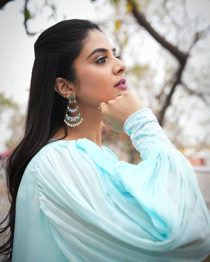 తన చలాకీ తనంతో షోలకు మంచి జోష్ తీసుకొస్తోంది.Photo Credit: Sreemukhi/ instagram