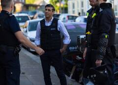 बुलेटप्रूफ जैकेट पहन एक्शन में दिखें ब्रिटिश पीएम ऋषि सुनक, 20 देशों के 105 लोग गिरफ्तार