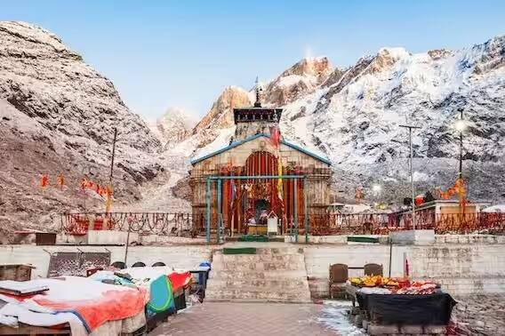केदारनाथ (Kedarnath) : केदारनाथला जाणं हे प्रत्येकाचं स्वप्न असतं. 12 ज्योतिर्लिंगांपैकी एक असलेल्या केदारनाथमधील हवामान अतिशय आल्हाददायक आहे. येथे फिरण्यासाठी सध्याचा हंगाम सर्वोत्तम मानला जातो.