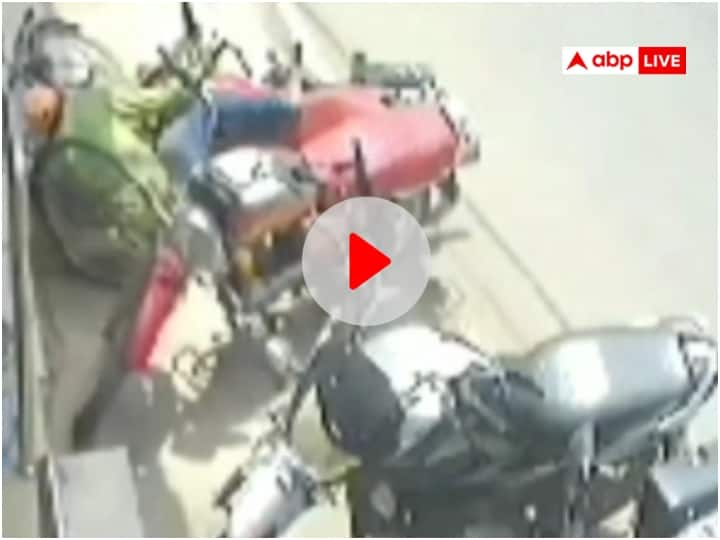 MP News Barwani bike rider died of heart attack video of incident Video Viral ann Watch: बाइक पर चलते- चलते रुक गईं सांसें, युवक की हार्ट अटैक से मौत, देखें वीडियो