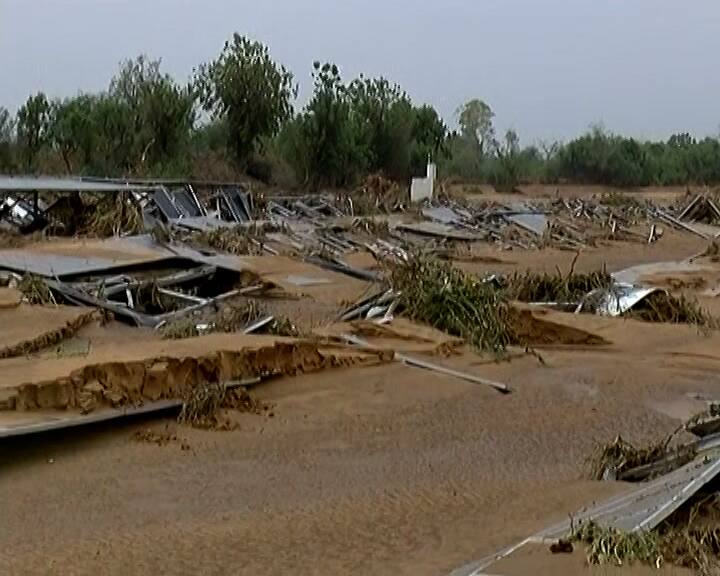 Heavy rains destroyed the solar plant in banaskatha , see the scenes બનાસકાંઠા:ભારે વરસાદે સોલાર પ્લાન્ટ કરી દીધો  સંપૂર્ણ તબાહ, ન રહ્યું નામોનિશાન, જુઓ દ્રશ્યો