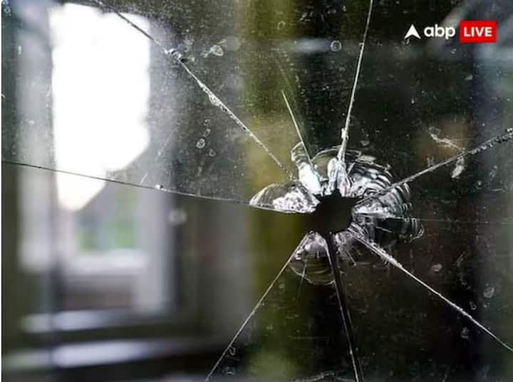 ਜਿਹੜੇ ਲੋਕ ਸ਼ੀਸ਼ੇ ਤੋੜਨ ਨੂੰ ਅੰਧਵਿਸ਼ਵਾਸ ਸਮਝ ਕੇ ਨਜ਼ਰਅੰਦਾਜ਼ ਕਰ ਦਿੰਦੇ ਹਨ, ਉਨ੍ਹਾਂ ਦੀ ਜ਼ਿੰਦਗੀ ਵਿਚ ਕੋਈ ਨਾ ਕੋਈ ਅਜਿਹੀ ਘਟਨਾ ਵਾਪਰ ਜਾਂਦੀ ਹੈ, ਜਿਸ ਨਾਲ ਉਨ੍ਹਾਂ ਦਾ ਨੁਕਸਾਨ ਹੁੰਦਾ ਹੈ। ਦੂਜੇ ਪਾਸੇ, ਕੁਝ ਲੋਕ ਇਸ ਨਾਲ ਜੁੜੇ ਸ਼ੁਭ ਅਤੇ ਅਸ਼ੁਭ ਸੰਕੇਤਾਂ ਬਾਰੇ ਸੋਚਦੇ ਹਨ।