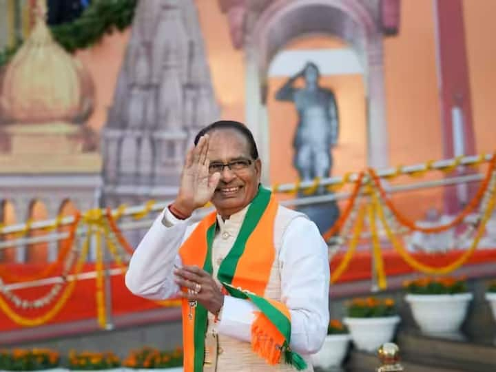 MP Election 2023 BJP CM Shivraj Singh Chouhan Freebies Scheme to Win Congress Gives 5 guarantees Ann MP Election 2023: मुफ्त की रेवड़ियों से ताज पहनने की तैयारी में CM शिवराज, कांग्रेस भी 5 गारंटियों के सहारे लगा रही पूरा जोर