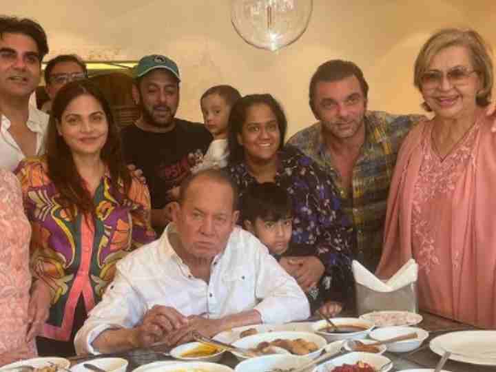 Bollywood Stars from Kiara Advani to Arbaaz Khan share pictures with their father on Fathers day occassion and celebrate with Dad ENT बॉलीवुड सितारों ने इस अंदाज में किया अपने पिता को फादर्स डे विश, Sonam Kapoor ने पापा को बताया सुपरहीरो