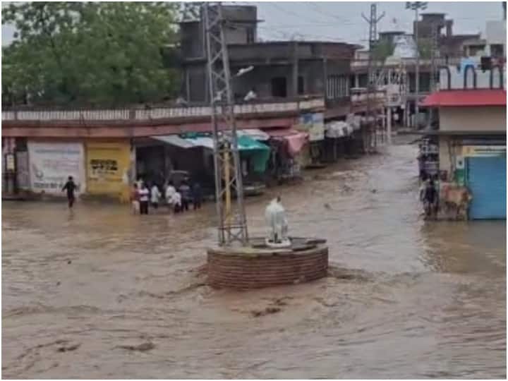 बिपरजॉय तूफान के कारण राजस्थान के कई जिलों में मूसलाधार बारिश जारी है. राज्य के सांचोर, जालौर और बाड़मेर में बाढ़ जैसे हालात बन गए हैं. कॉलोनियों में पानी घुस गया है.