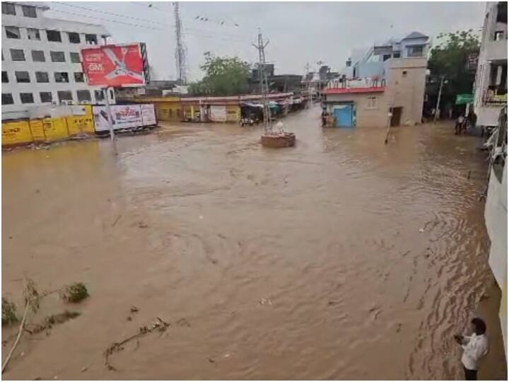 बाड़मेर में सड़कें नदियां बन चुकी हैं. लोगों के घरों, दुकानों और बाजारों में बारिश का पानी घुस गया है. तूफान के कारण बिजली के कई खंभे गिर गए हैं जिससे गांवों में बिजली गुल है.