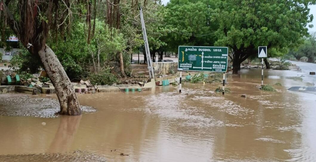 BANASKANTHA: વરસાદથી જડિયા ગામના હાલ બેહાલ, ઘરો અને તબેલાઓમાં પાણી ઘૂસતા 15થી વધુ પશુઓના મોત Rainfall gujarat: more than 15 cattle died due to heavy rainfall in Dhanteras Vadiya village BANASKANTHA: વરસાદથી જડિયા ગામના હાલ બેહાલ, ઘરો અને તબેલાઓમાં પાણી ઘૂસતા 15થી વધુ પશુઓના મોત