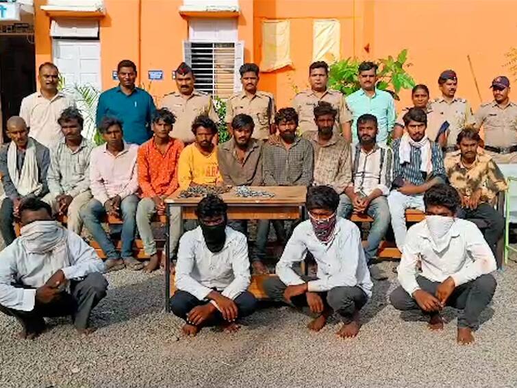 Maharashtra Dharashiv News contractor tied 11 laborers with chains  police raided and rescued the labour माणुसकीला काळीमा!  कंत्राटदारानं चक्क 11 मजुरांना साखळदंडानं ठेवलं बांधून, पोलिसांनी धाड टाकत मजुरांची केली सुटका