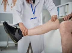 ਕੀ ਸੌਣ ਵੇਲੇ ਤੁਹਾਡੇ ਪੈਰਾਂ ਵਿੱਚ ਵੀ ਹੁੰਦਾ ਬਰਦਾਸ਼ ਨਾ ਕਰਨ ਵਾਲਾ ਦਰਦ? ਜਾਣੋ ਇਸ ਦਾ ਘਰੇਲੂ ਉਪਾਅ ਤੇ ਇਲਾਜ