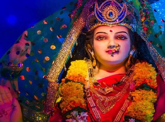 નોકરીમાં પ્રગતિ મેળવવા માટે ગુપ્ત નવરાત્રિની રાત્રે મા દુર્ગાની સામે ઘીનો દીવો પ્રગટાવવો જોઈએ. આ પછી નવ પતાશા લો અને દરેક પતાશા પર  બે લવિંગ રાખો અને મા દુર્ગાને અર્પણ કરો. એવું માનવામાં આવે છે કે આ ઝડપથી પ્રગતિનો માર્ગ ખોલે છે.