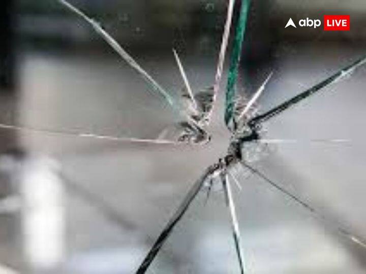 टूटे हुए शीशे को अनदेखा करना आपको नुकसान पहुंचा सकता है. हमें इस बात को अनेदखा बिलकुल भी नहीं करना चाहिए. हिंदू धर्म में कांच टूटने को अशुभ मानते हैं.