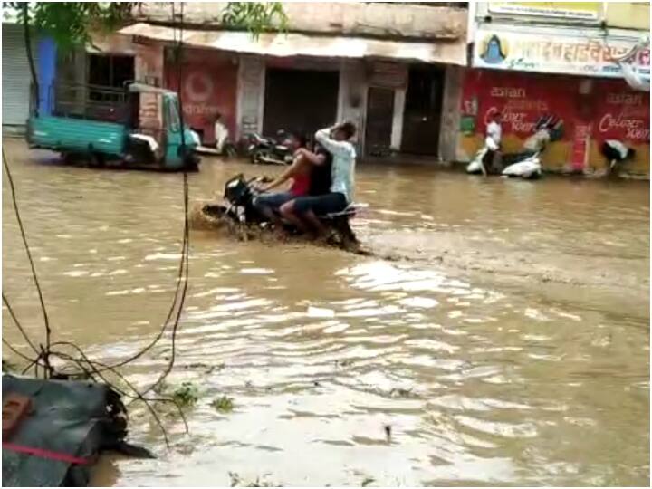SDRF के संभाग इंचार्ज ने एबीपी लाइव को बताया कि जालौर, सांचौर और बाड़मेर में तूफान का ज्यादा असर देखा गया है. जालौर में एसडीआरएफ की चार टीमें भेजी गई हैं. राहत कार्य चलाकर लोगों को सुरक्षित स्थानों पर पहुंचाया गया है.