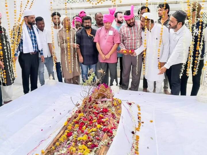 Uddhav Thackeray Supporter Prakash Ambedkar Visits Aurangzeb Tomb in Aurangabad Maharashtra Politics Heats Up Maharashtra: उद्धव ठाकरे के सहयोगी ने औरंगजेब की मजार पर झुकाया सिर, महाराष्ट्र में गरमाई राजनीति