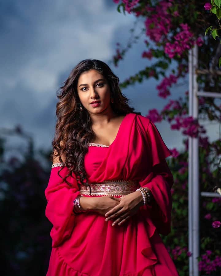 ఒక ఇంటర్వ్యూలో జేడీ చక్రవర్తిని పెళ్లి చేసుకుంటానని విష్ణుప్రియ చేసిన కామెంట్స్ వైరల్ అయ్యాయి.