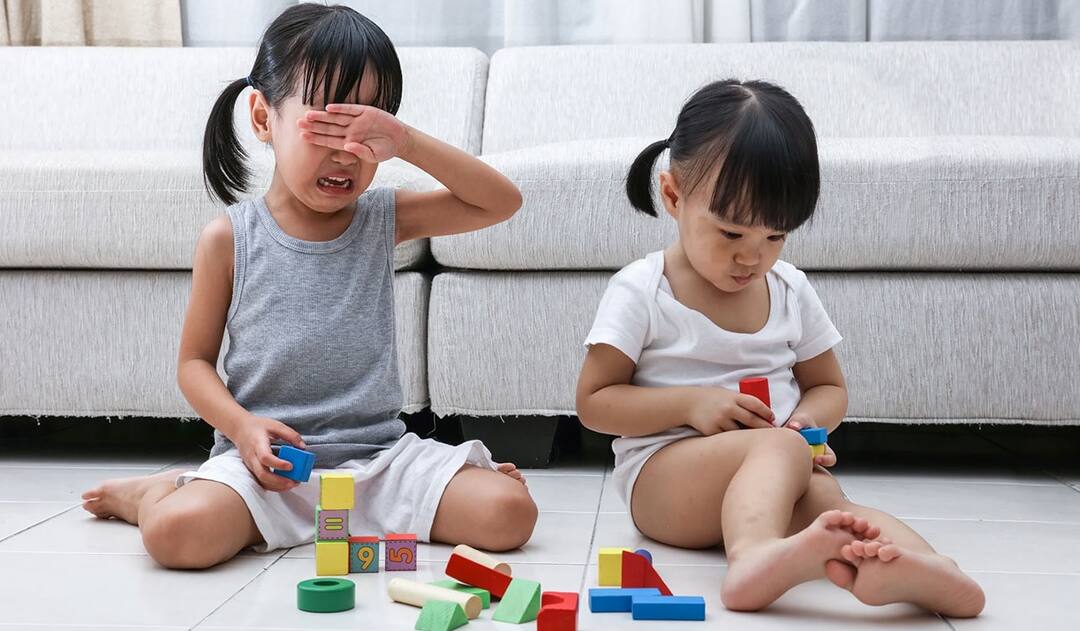 Parenting Tips: Solve children qurrel in just few minitues adopts these useful tips Parenting Tips: બાળકોના ઝઘડાને કેવી રીતે ઉકલેશો, જાણો આસાન ટિપ્સ