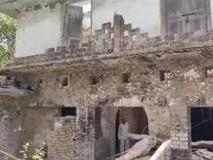 गोरखपुर: जर्जर बिल्डिंग की गिरी छत, मलबे में दबकर दो मजदूर घायल, रेस्‍क्‍यू के बाद अस्पताल में भर्ती