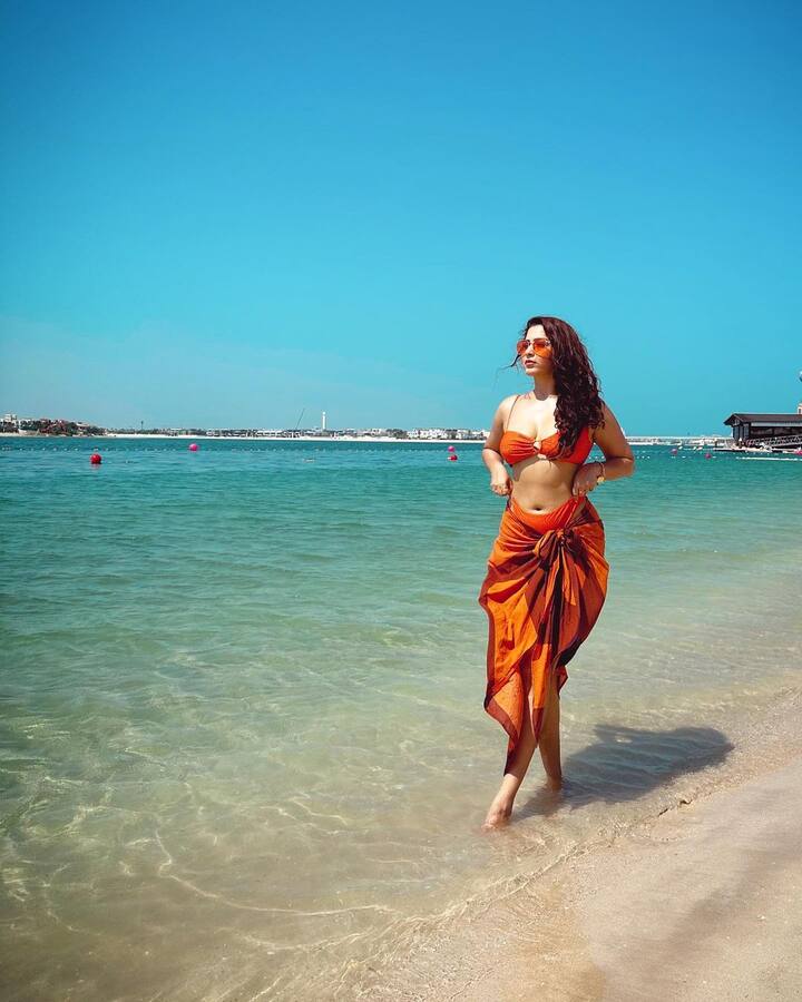 અભિનેત્રી ઈશાન્યા મહેશ્વરીએ ખુલ્લા વાંકડિયા વાળ, સનગ્લાસ અને હળવો મેકઅપ કરીને પોતાનો લૂક પૂર્ણ કર્યો છે.