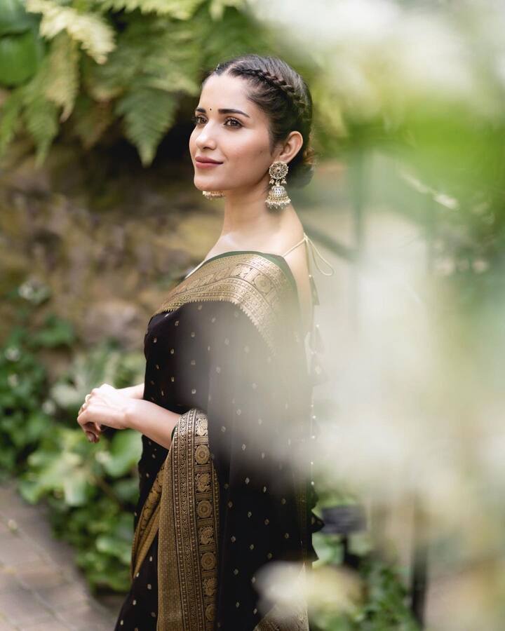 రుహానీ శర్మ అందమైన ఫోటోలు
