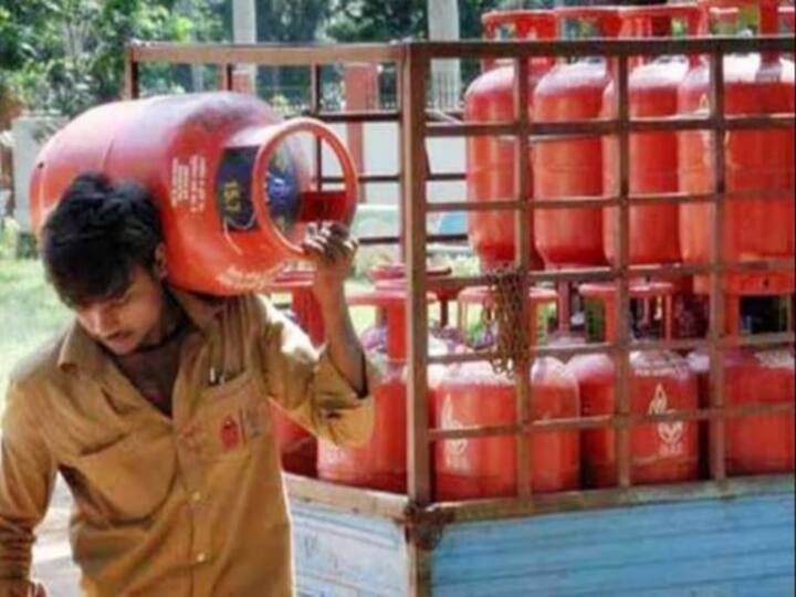 हा कोड अक्षरे आणि संख्या अशा दोन्ही स्वरूपात नमूद केलेला आहे. हा कोड सिलिंडरच्या एक्सपायरी डेटबद्दल सांगतो.