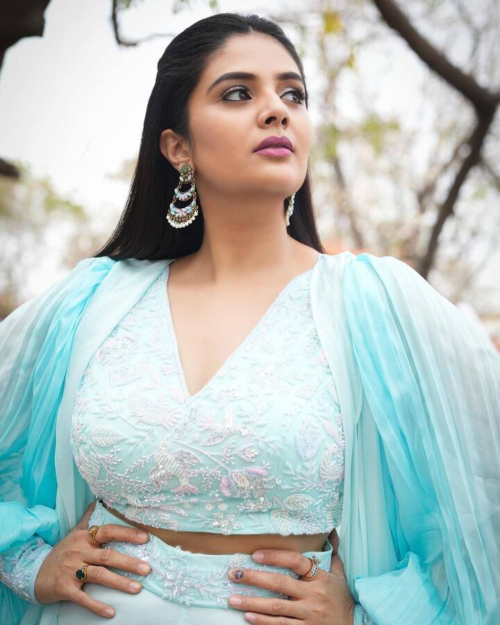 అవకాశం ఉన్నప్పుడల్లా సినిమాల్లో కనిపిస్తోంది.Photo Credit: Sreemukhi/ instagram